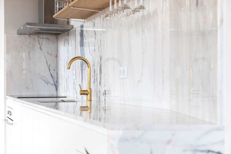 Bathroom & Kitchen Fixtures: 12 Projects to Get You Inspired, Kentaro Yamada Apartment / Bernardo Amaral Arquitectura e Urbanismo. Image © Attilio Fiumarella